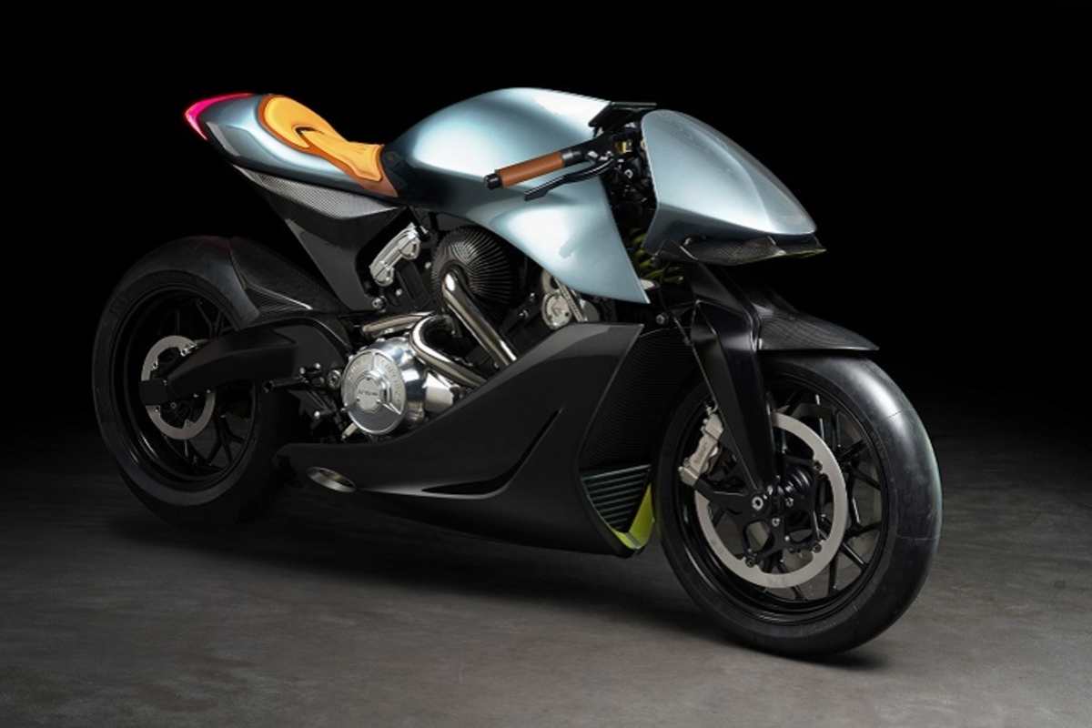 Tradition und Moderne: Aston Martin ist 106 Jahre alt, Brough Superior wurde dieses 100-jährig