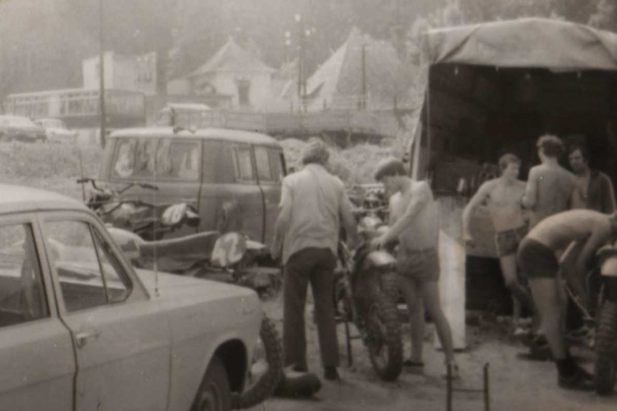 Auslandseinsatz der DDR-Nationalmannschaft beim Pokalrennen in Žilina (Slowakei) mit dem W-50 Pritschenwagen: Die Fahrer (Jens-Uwe Jahnke und Harald Pfeil) schraubten selbst