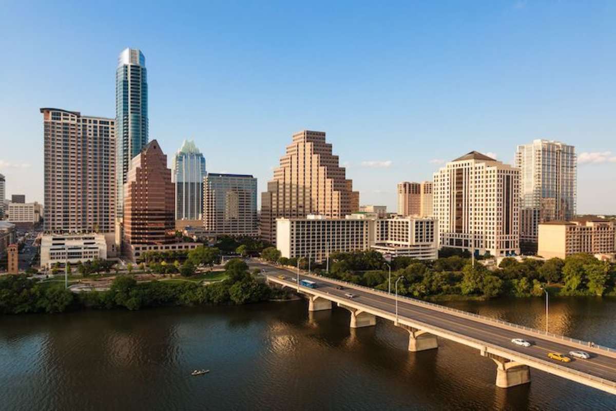 Downtown Austin mit der South Congress Bridge