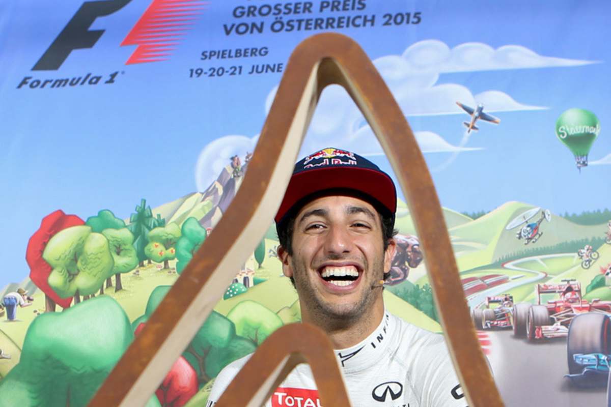 Daniel Ricciardo hat schon mal einen Blick auf die Trophäe geworfen