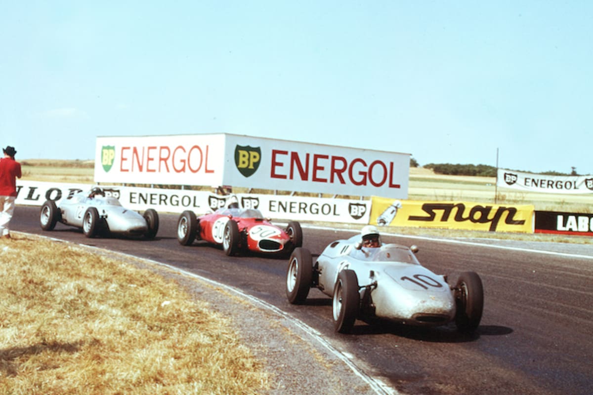 Ferrari-Fahrer Giancarlo Baghetti im Porsche-Sandwich von Jo Bonnier und Dan Gurney