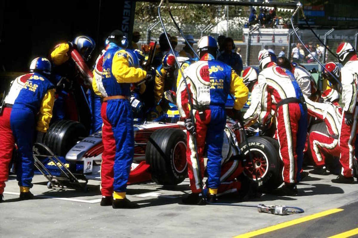 Man beachte die Overalls der Mechaniker