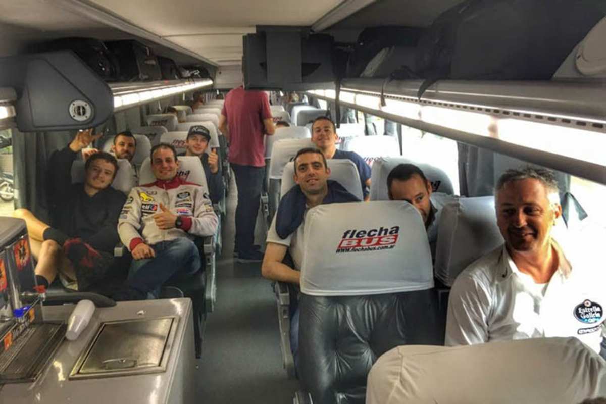 Bustransfer: Teamchef Bartholemy sitzt ganz vorne