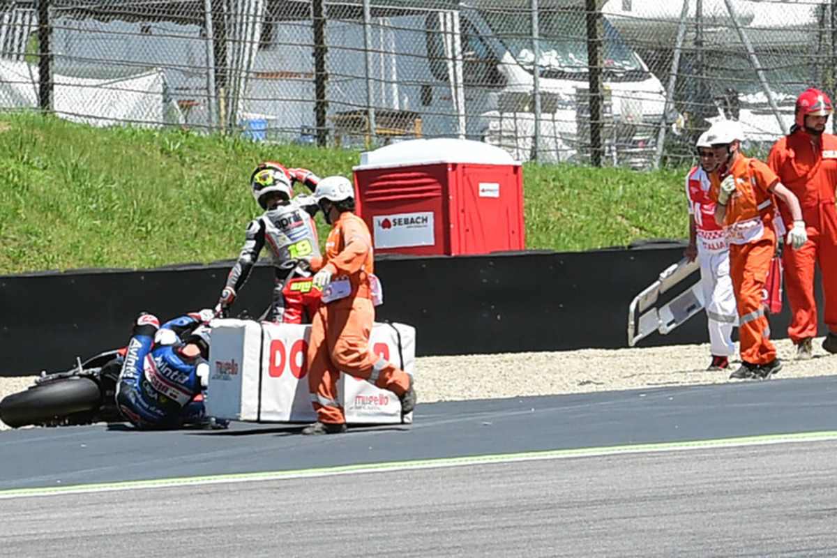 Loris Baz ist verletzt, Bautista winkt einen Sanitäter herbei