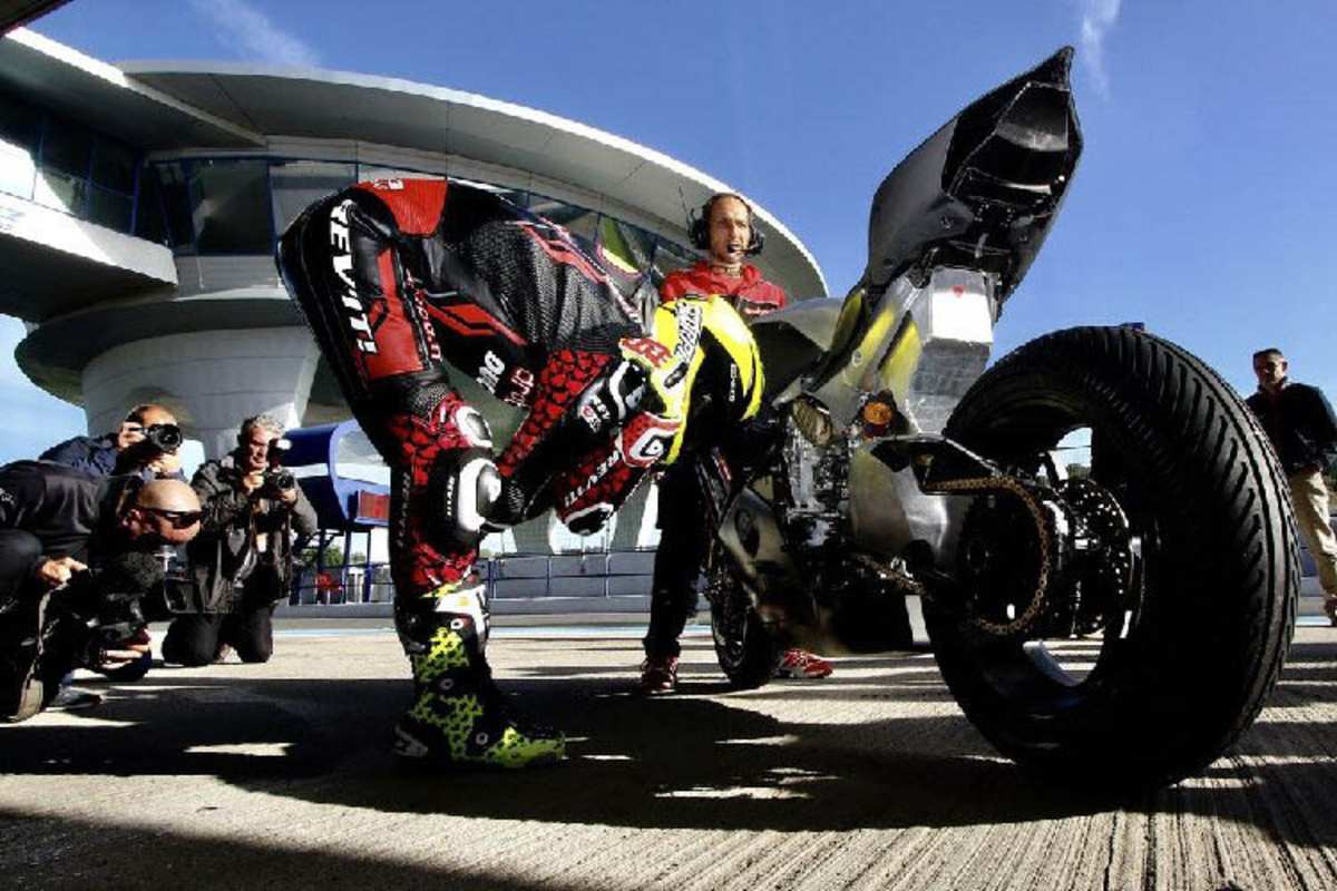 Bautista macht sich bereits für die ersten Runden auf der Ducati Panigale