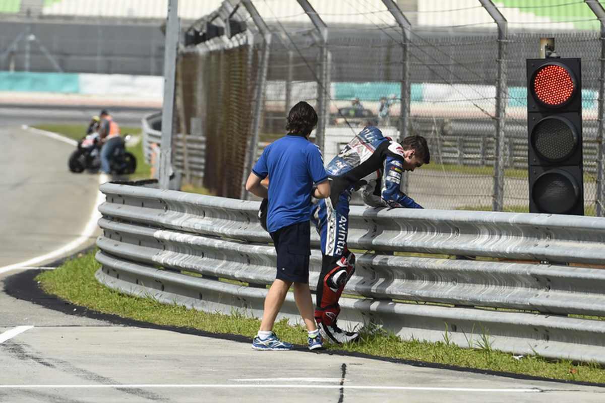 Loris Baz beugt sich nach dem Sturz über die Leitplanke, weit hinten ist seine Ducati zu sehen