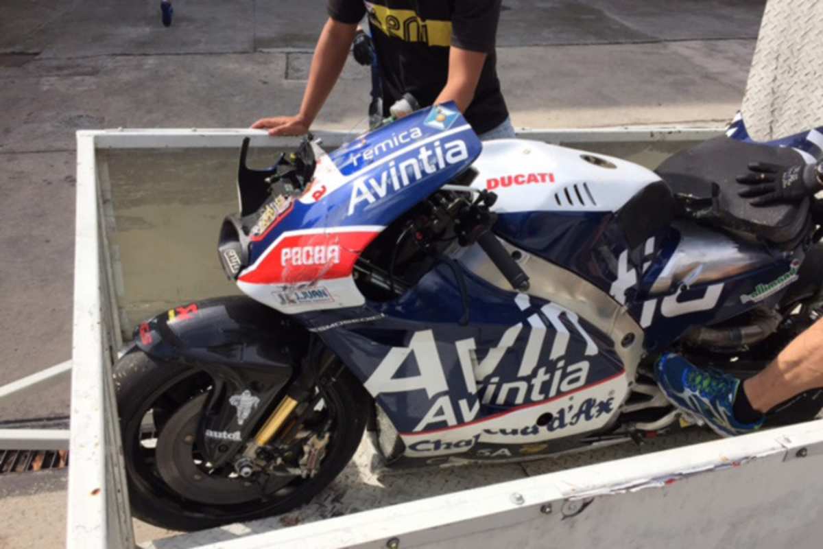 Ein Trümmerhaufen: Die Ducati von Baz beim Eintreffen hinter der Box