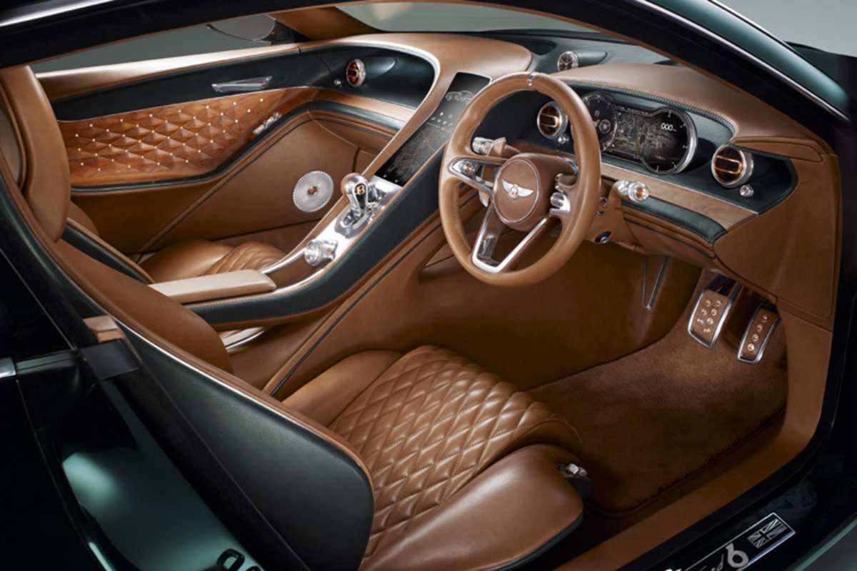 Aussen und Innen weisen Kupfer-Elemente auf die Hybridtechnik der Studie hin