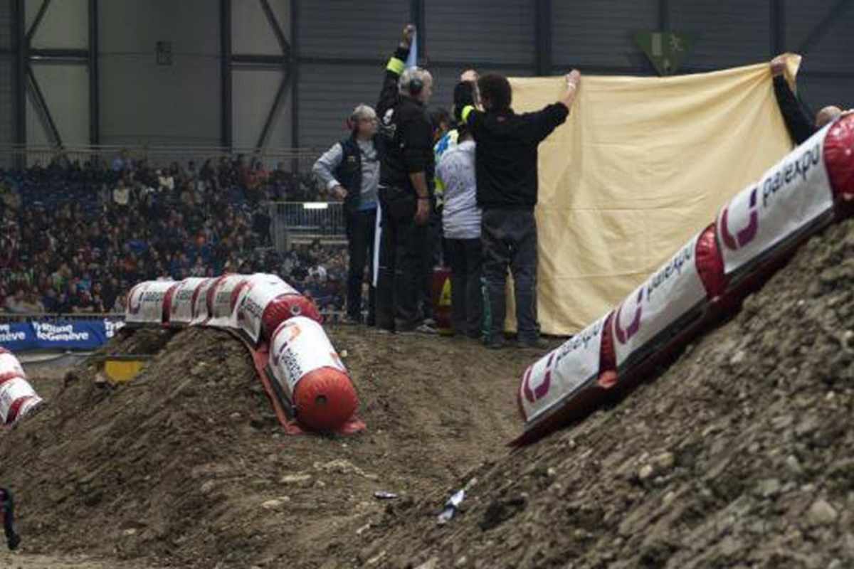 Der Franzose Romain Berthomé wird an der Strecke erstversorgt