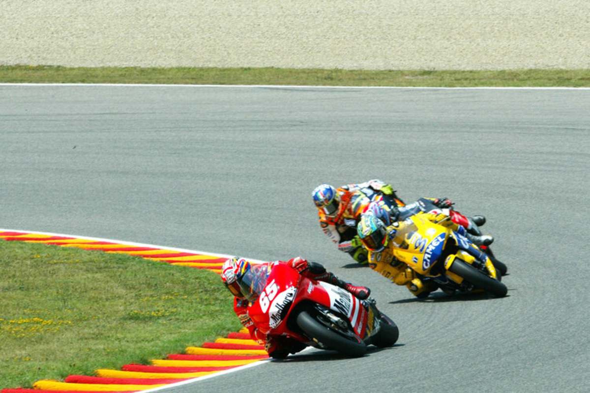 Drei Italiener kämpfen um den Sieg: Capirossi, Biaggi und Rossi 2003 in Mugello