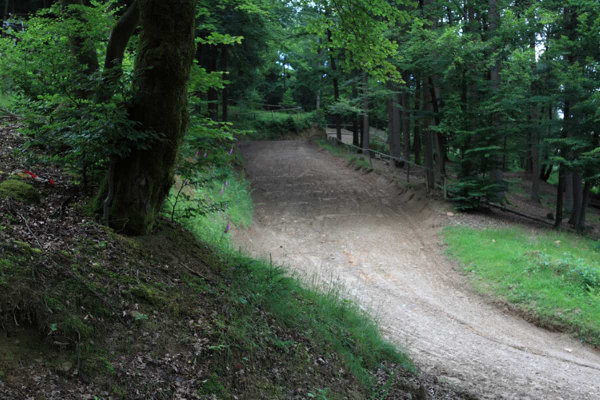 Die Waldpassagen durch saftiges Grün erinnern an die legendäre Strecke im belgischen Namur