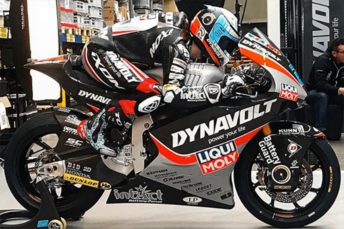 Marcel Schrötter mit seiner Kalex beim Fotoshooting