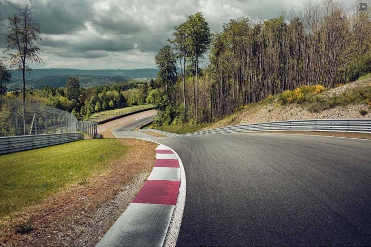 Sieht aus wie eine Passage auf der Nordschleife, ist aber am Bilster Berg