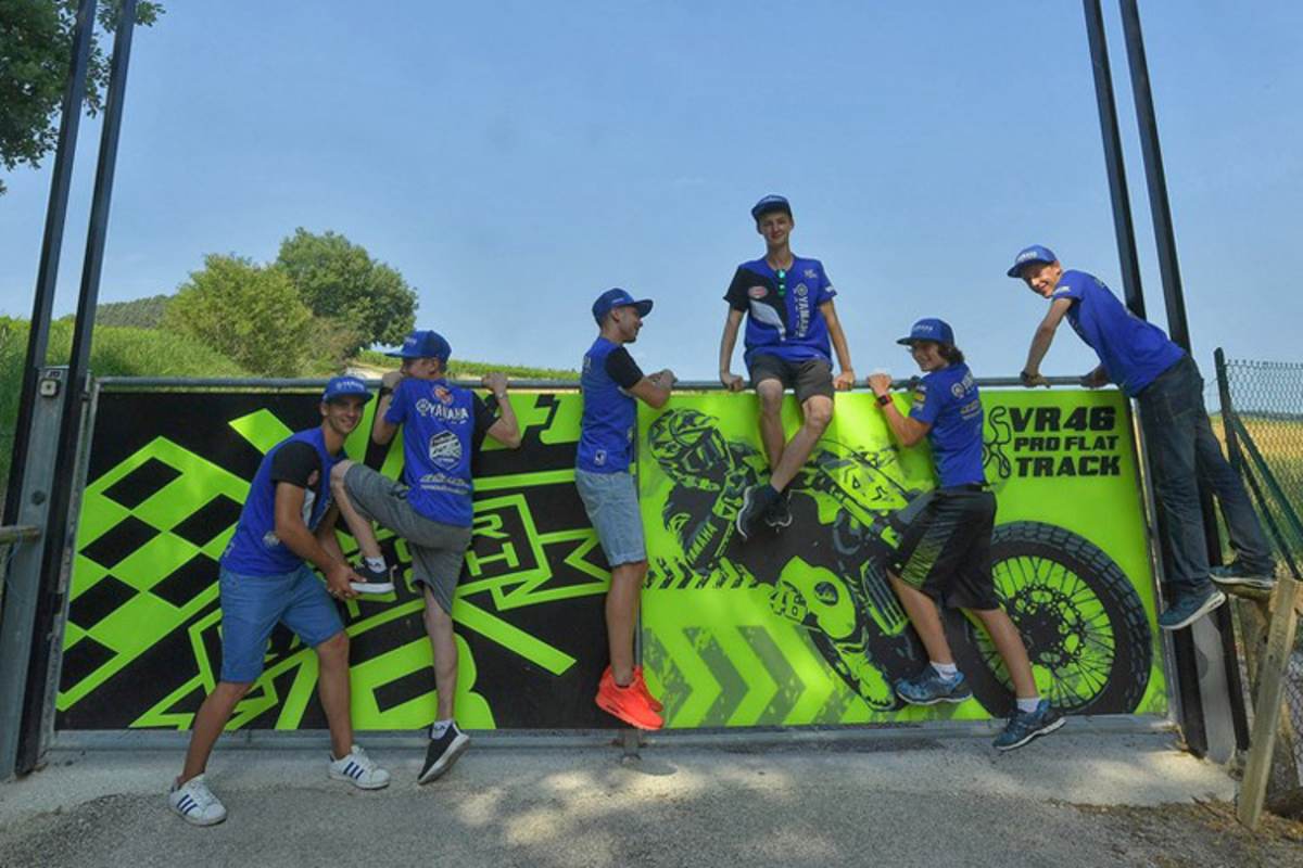 Im Juli  schwitzen die sechs Fahrer der bLU cRU auf Rossis Ranch