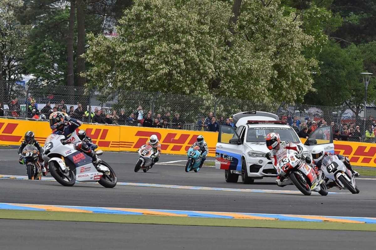 Ein Bild des Schreckens: 2. Runde, Medical Car auf der Ideallnie, die Fahrer wurden nicht gewarnt, sie weichen geistesgegenwärtig und möglichst weiträumig aus 