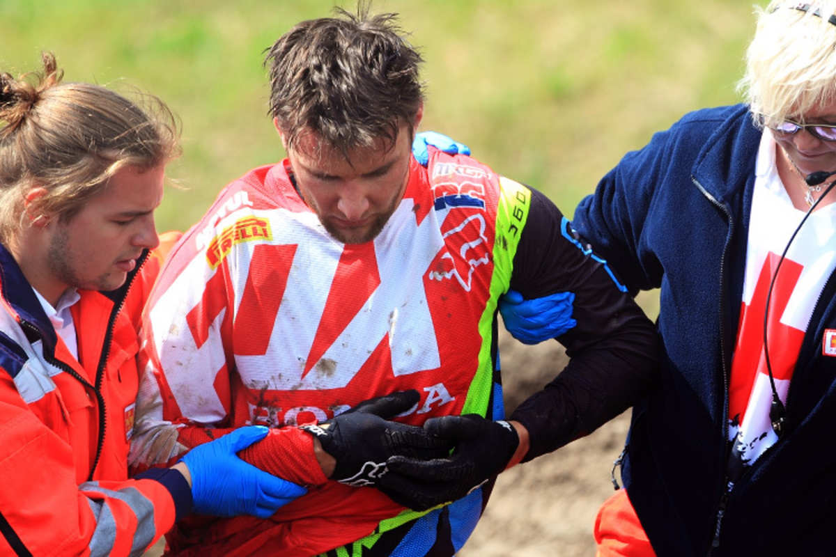 Evgeny Bobryshev wird an der Strecke versorgt