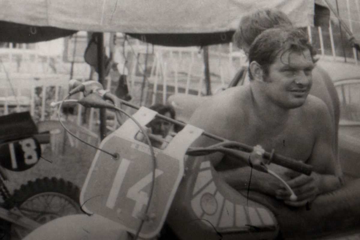 Heinz Hoppe stattet den tschechischen Sportfreunden einen Besuch ab: Hier auf dem Motorrad von Miroslav Staud