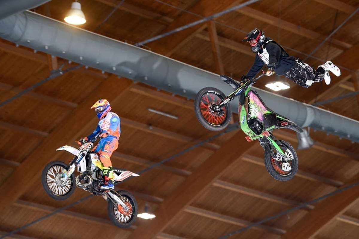 Supermoto-Rennen, Motocross-Akrobatik und Trial-Vorführungen sorgen an der Motorradwelt Bodensee für Action