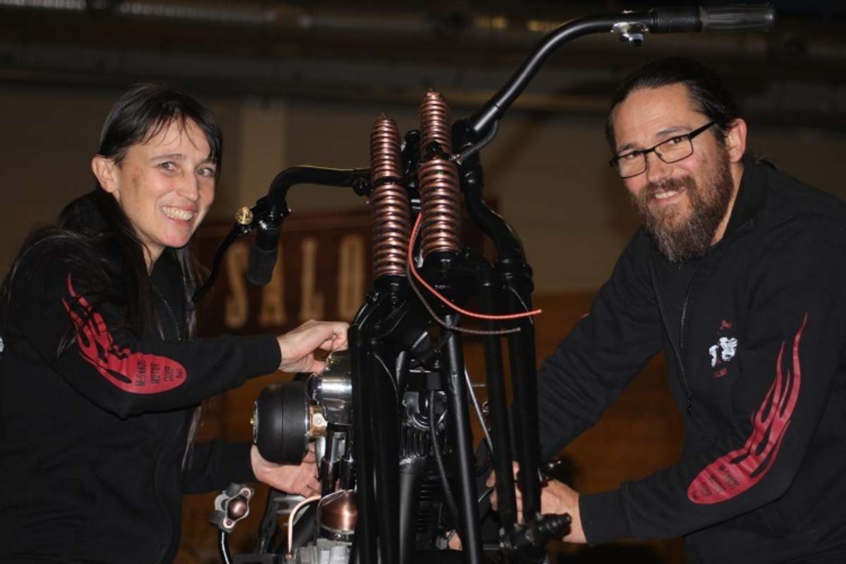 Die Screwdrivers Customizing Area und Live-Aufbau auf der Customizing-Bühne unterhalten die Petrolheads