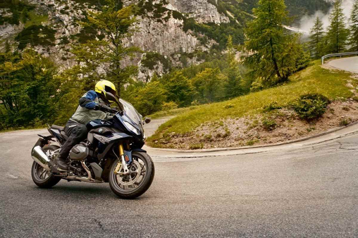 BMW R 1250 RS: Leicht sportliche Sitzhaltung für die zügige Reise durch Raum und Zeit