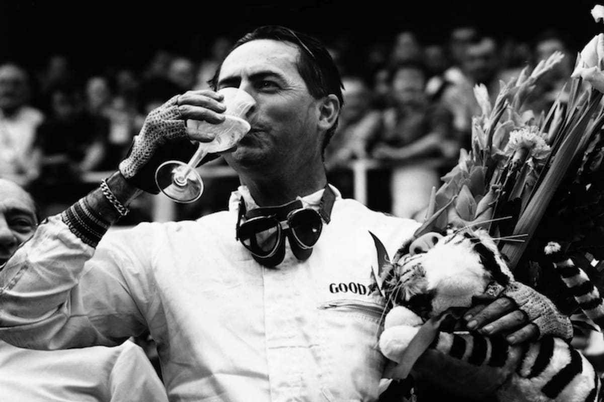 Jack Brabham genehmigt sich ein Gläschen