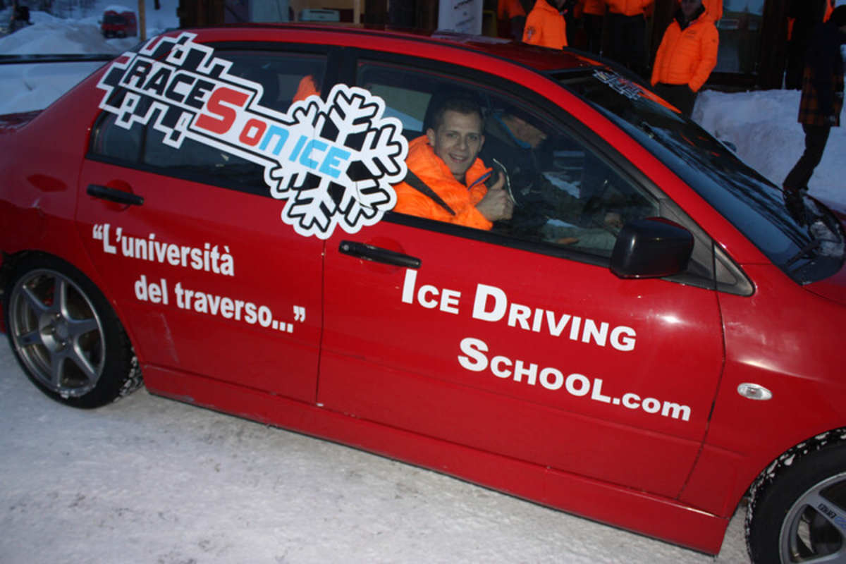 Stefan Bradl liess sich in die Kunst des Driftens auf Eis einführen