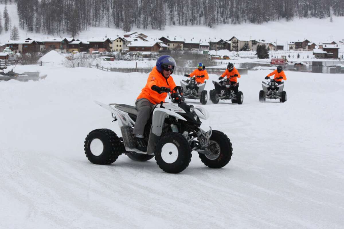 Beim Quadrennen wird Stefan Bradl von Baz, Baldassarri und Corsi verfolgt