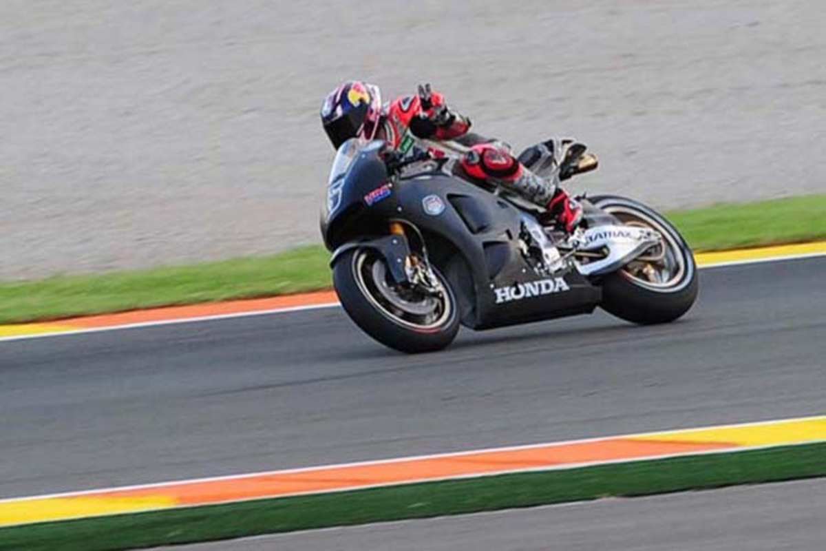 Valencia: Stefan Bradl grüsst SPEEDWEEK.com-Fotograf «Fitti» Weisse mit Victory-Zeichen