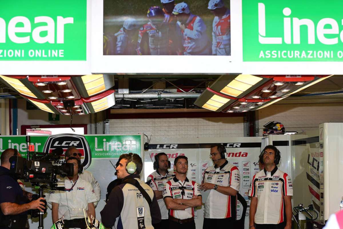 Schock in der LCR-Box: Auf dem Bildschirm oben ist der gestürzte Bradl zu sehen