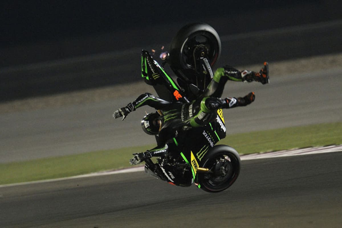 Der Brite wird heftig in die Luft geschleudert