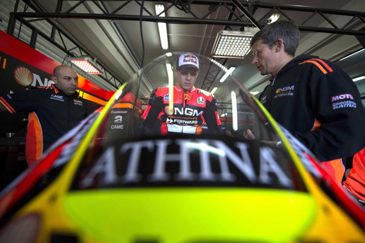 Test in Valencia 2014: Da warb Bradl auf der Verkleidungsscheibe schon für ATHINA 