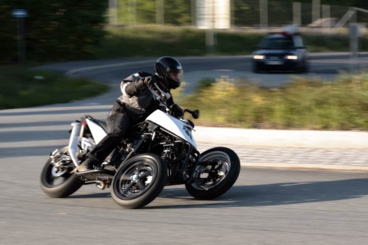 Auf Asphalt bietet ein Neigedreirad ein sicheres Kurvengefühl, vor allem bei Nässe und über glitschige Stellen im Strassenbelag