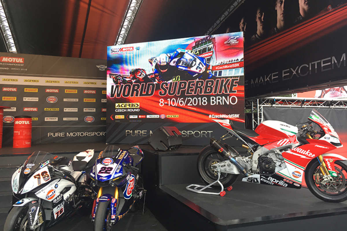 Auf dieser Leinwand in der Paddock-Show wird jedes Training und Rennen moderiert übertragen