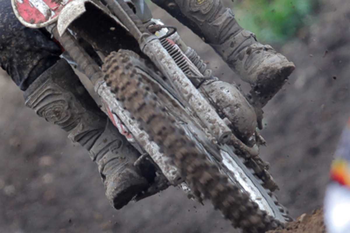 Die 500er BSA hat Schaltung und Fußbremse seitenverkehrt