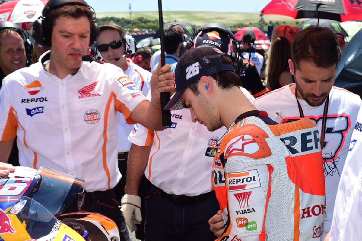 Jerez-GP 2014: Mechaniker Emanuel Buchner als Schirmhalter bei Pedrosa