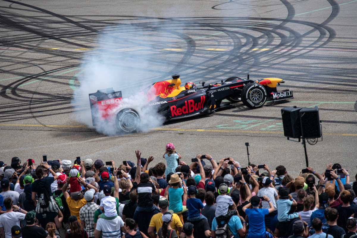 Buemi lässt die Reifen rauchen
