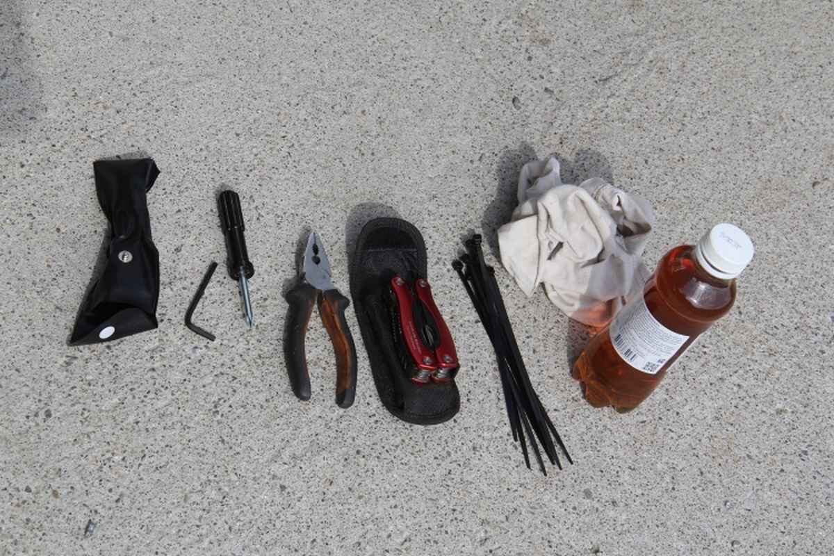 Nie gebraucht: Das dürftige Bordwerkzeug, ergänzt durch Zange, Multitool, Kabelbinder und Motorenöl. Während der ganzen 2000 km wurde nur getankt und Öl kontrolliert. 