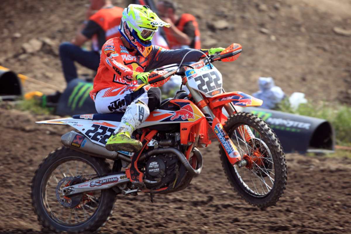 Cairoli beim Starttraining. Hier ist gut erkennbar: Die Starthilfe ist eingehängt und deshalb steht vorn nur sehr wenig Federweg zur Verfügung. Bei der ersten Bodenwelle schnappt die Arretierung heraus und gibt die Gabel frei