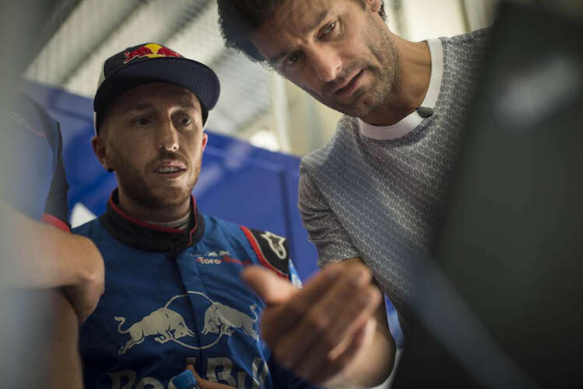 Auch der neunfache Motocross-Weltmeister Tony Cairoli durfte im F1-Renner Gas geben  