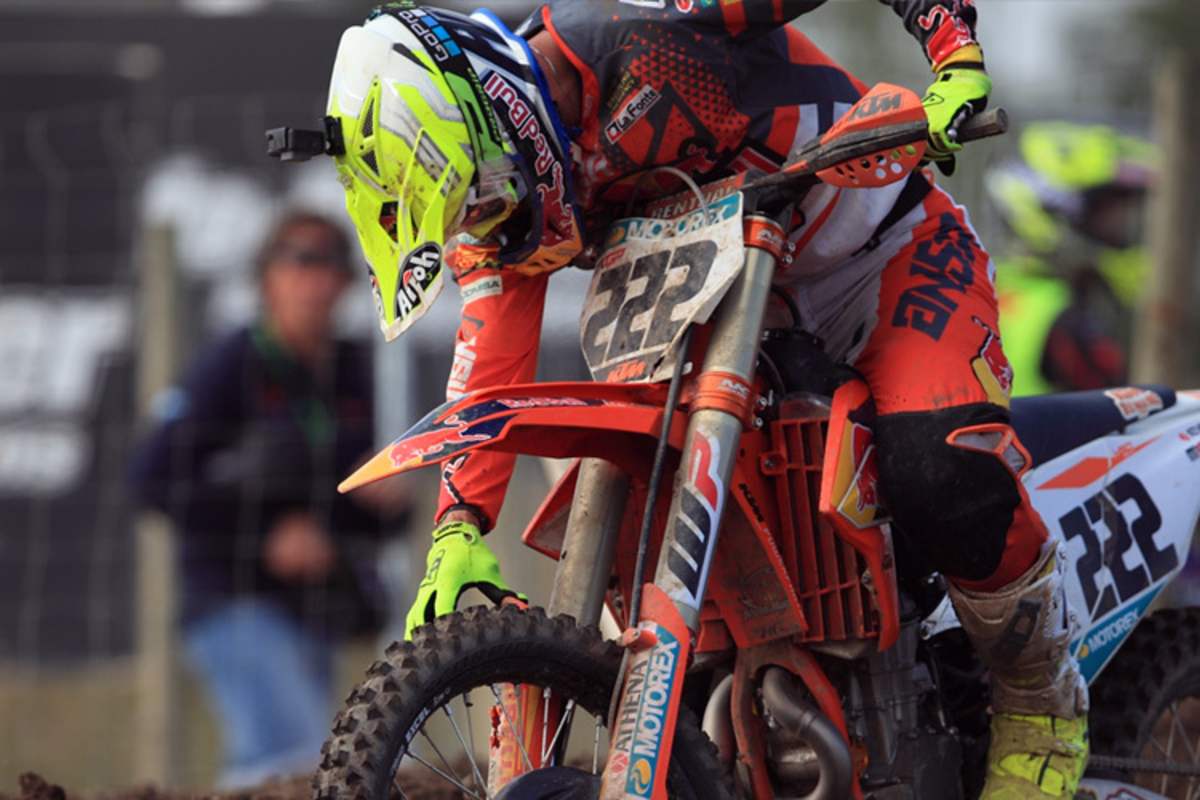 Nach der Zielankunft überprüft Cairoli das Problem