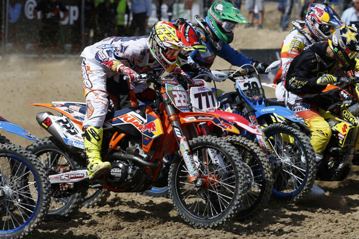 Stehend über die Startgerade mit Schwerpunkt über dem Vorderrad: So kommt Antonio Cairoli gegen die 450er-Armada trotz des Leistungsdefizits seiner 350er nach vorn 