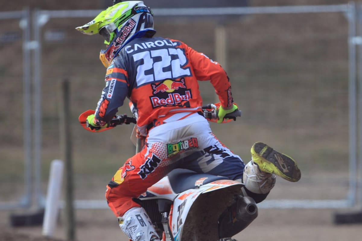 Cairoli schwingt sich nach der Reparatur auf der Strecke wieder auf sein Bike
