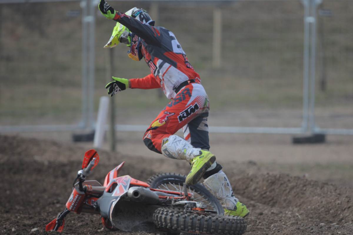 Cairoli springt über seine Maschine, um weiterzufahren