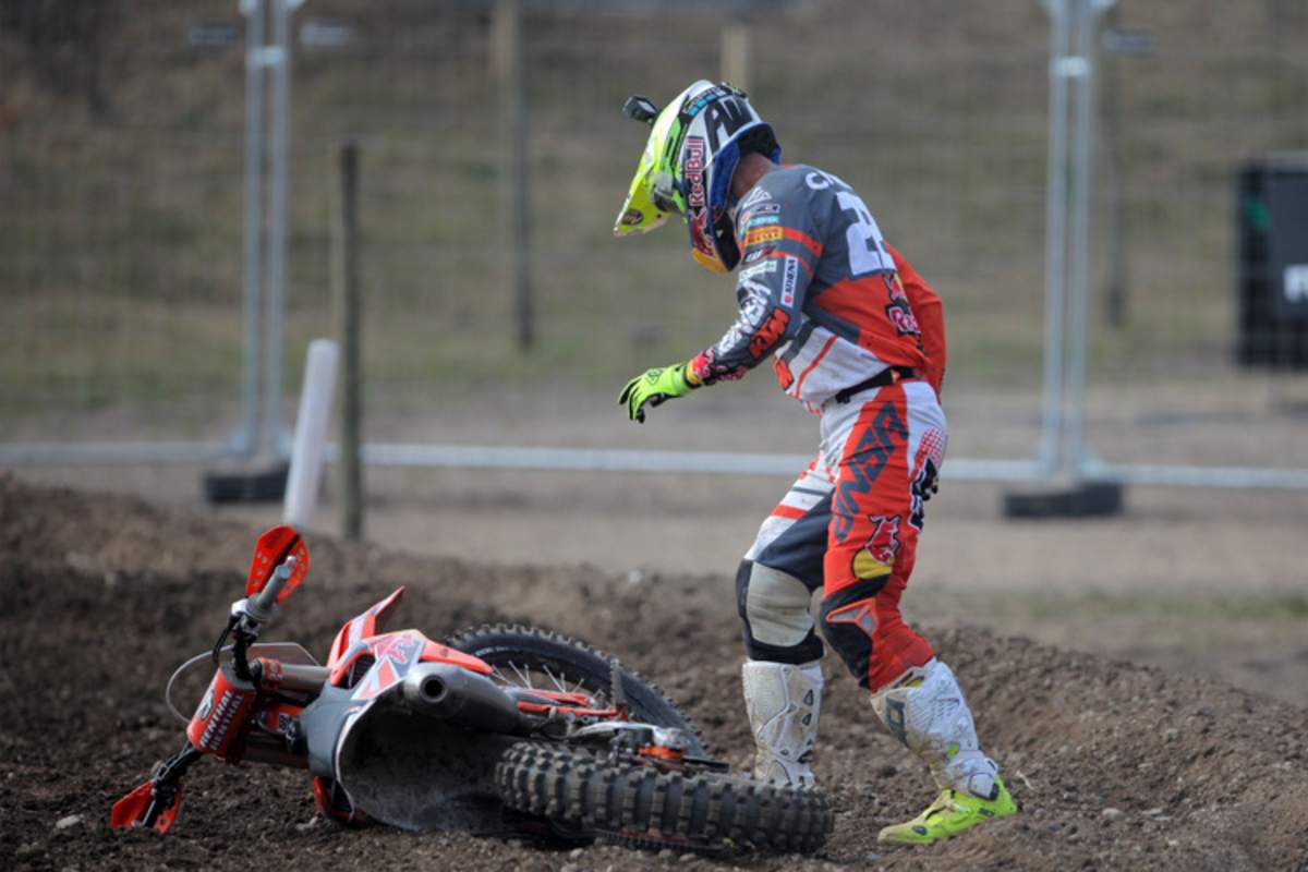Immer wieder versetzt der Weltmeister seiner Maschine Fußtritte