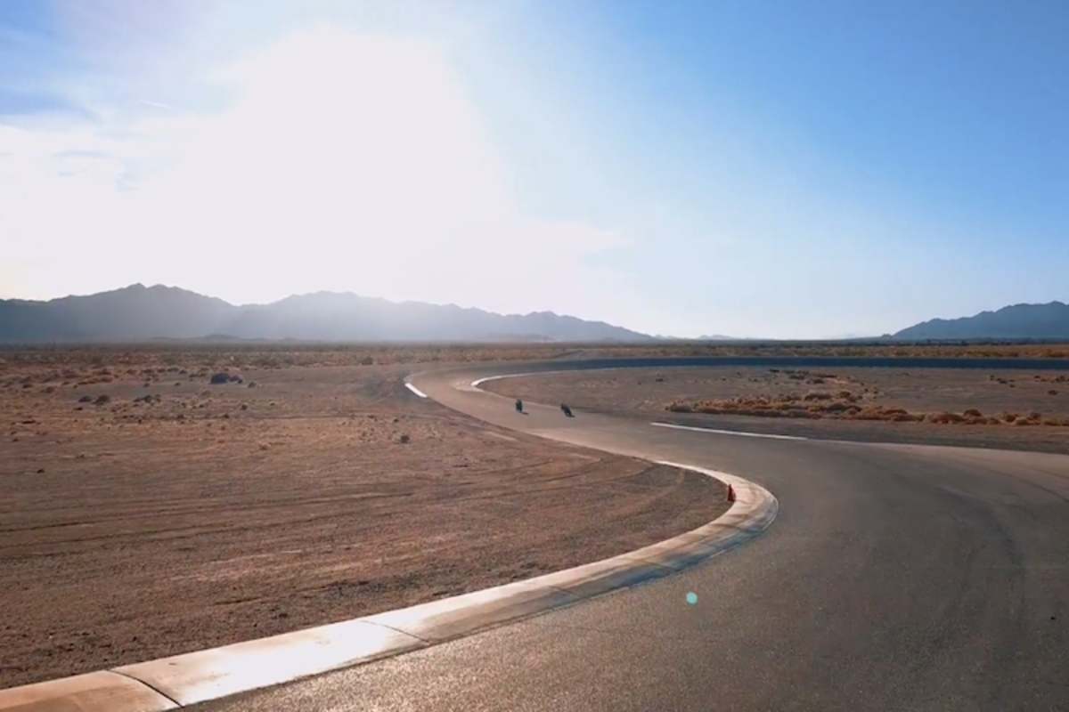 Lewis Hamilton und Cal Crutchlow rückten gemeinsam auf dem Chuckwalla Valley Raceway aus