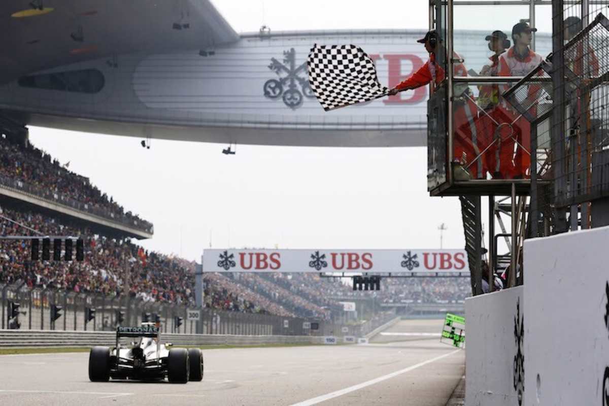 Lewis Hamilton erhält in China 2014 die karierte Flagge zu früh gezeigt