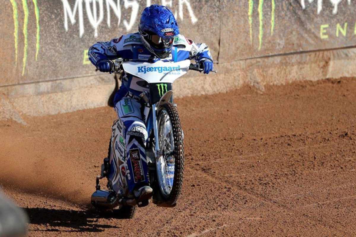Eine Speedway-Maschine beschleunigt auf Sand von 0 auf 100 km/h in 3 sec
