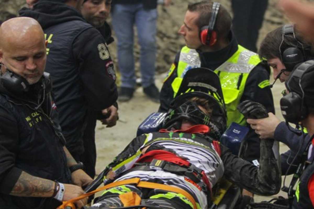 Adam Cianciarulo wird nach seinem Crash ins Spital gebracht