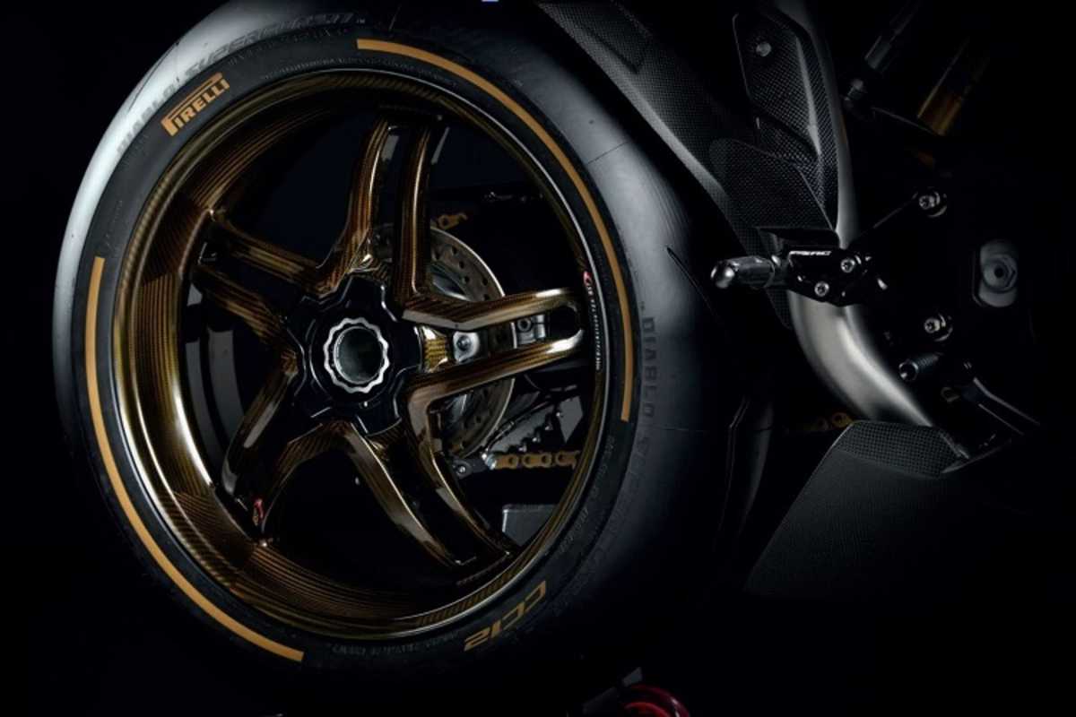 Nicht nur die Verschalung, auch die Räder sind aus federleichtem Karbon