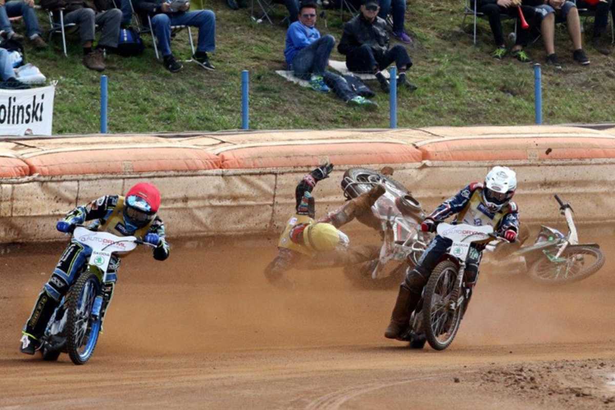 Fritz Wallner (im Hintergrund) stürzte